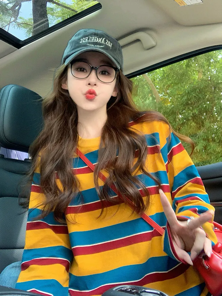 Embellish Knit - レディース、カラーブロック、ストライプ柄、長袖Tシャツ、クルーネック、ゆったりとしたシルエット、カジュアル、レトロ、イエロー、ブルー、レッド、ストライプ、ベーシック、普段使い、ストリートウェア。